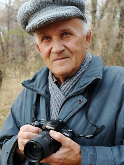 Известный фотохудожник В. С. Азаренков передает в Национальный архив Республики Хакасия коллекцию фотографий на вечное хранение Известный фотохудожник В. С. Азаренков передает в Национальный архив Республики Хакасия коллекцию фотографий на вечное хранение